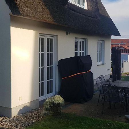 Reetdachhaus Mit Eigenem Strandkorb In Wohlenberg An Der Ostsee Buitenkant foto